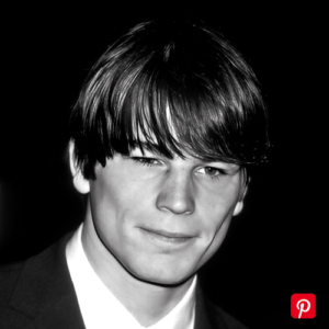 Josh Hartnett in the 90s with a bowl cut hairstyle